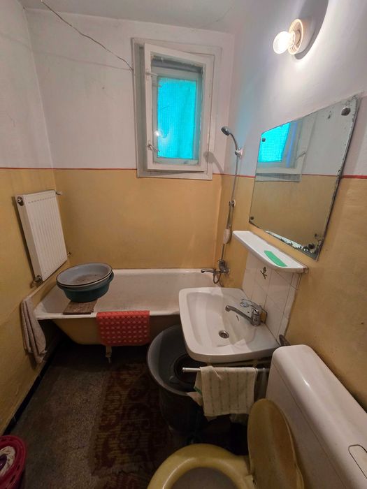 Apartament 2 camere, etaj 2, strada Brânduşei, Tg. Jiu, 69000 euro (negociabil)