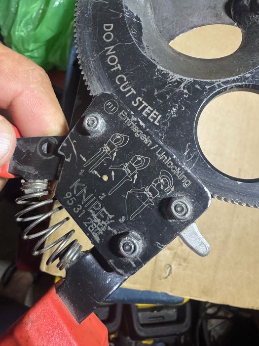 Knipex mare 95 31 280 siguranta blocare lipsa