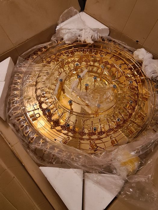 Продам люстру диаметром 100см