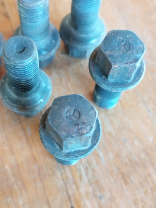 Дълги и къси болтове за Мерцедес оригинални