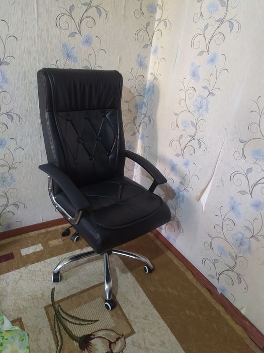 Офис кресло сотилади.