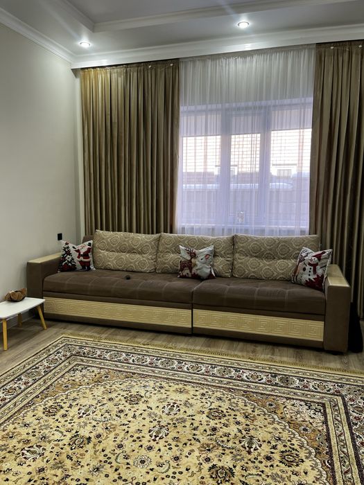 Диван с подушками