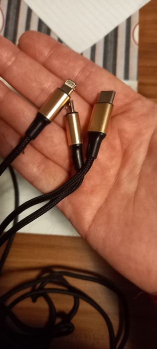 Încărcător auto cu 2 ieșiri marca Sonru