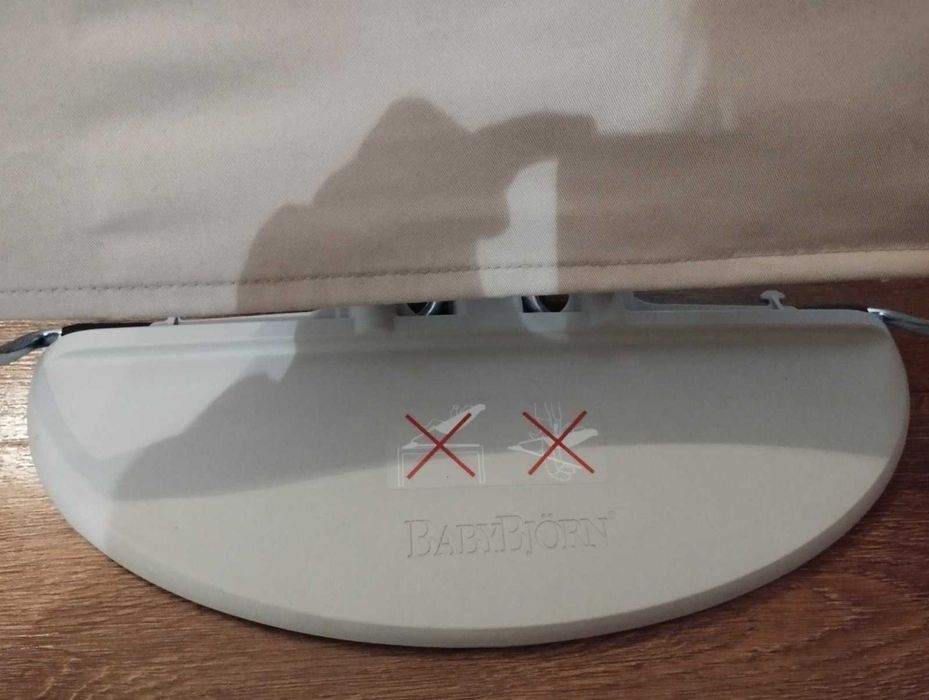 Бебешки шезлонг на BabyBjorn Bliss, цвят - Sand grey - в чудесно състояние