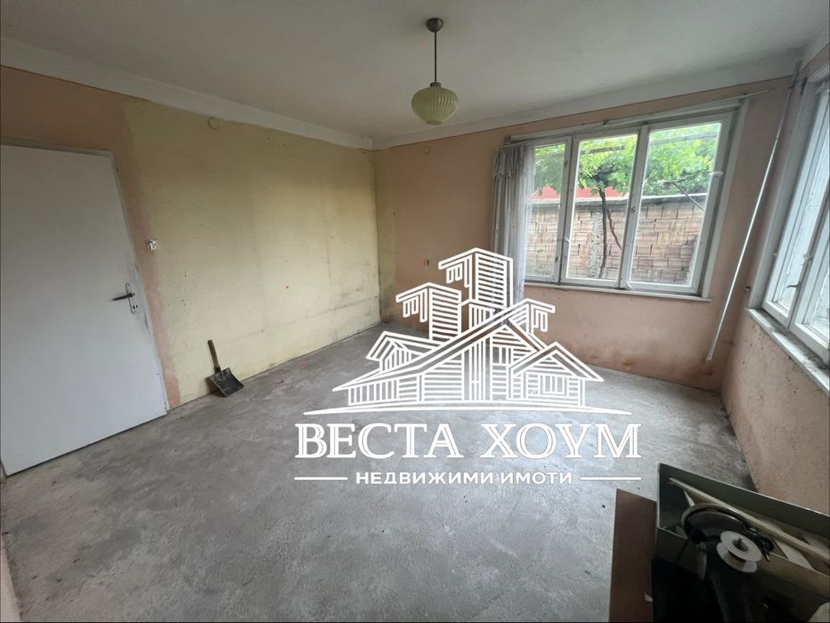 Двуетажна къща в гр. Крън