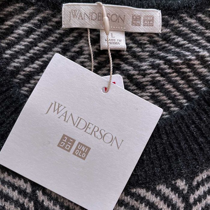 Свитер Uniqlo x JW ANDERSON