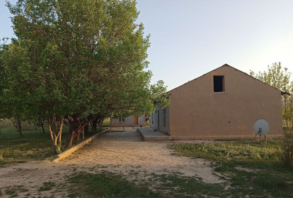 Uy sotiladi yoki moshinaga barter qilsa boladi