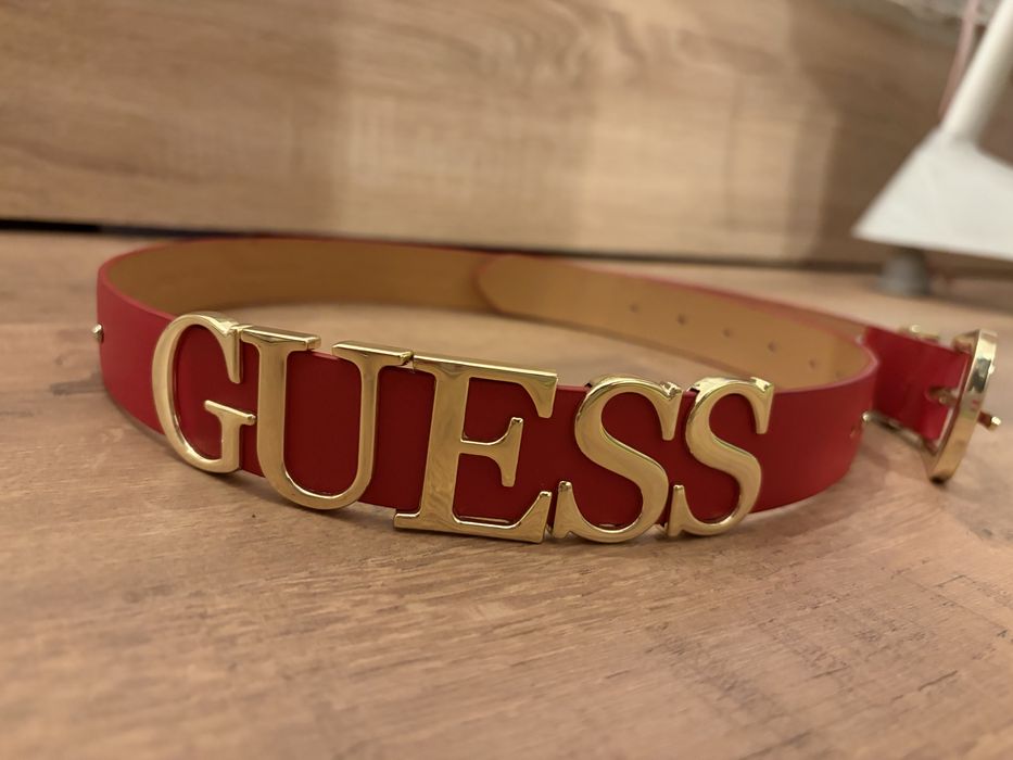 Колан Guess - червен със златни букви