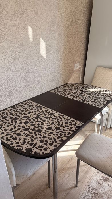 Кухонный стол со стульями