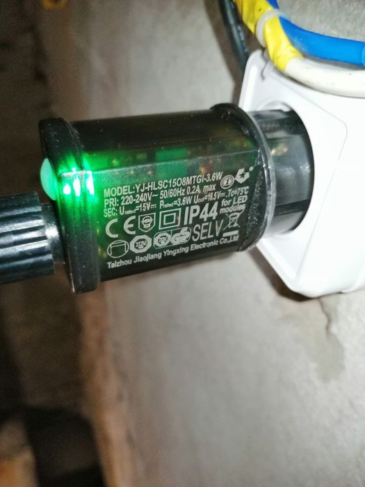 Новая ёлка с гирляндами