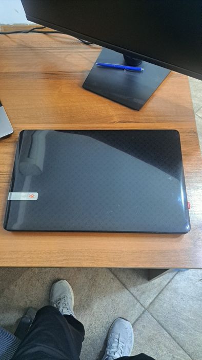 Ноутбук,  packard bell зарядку держит