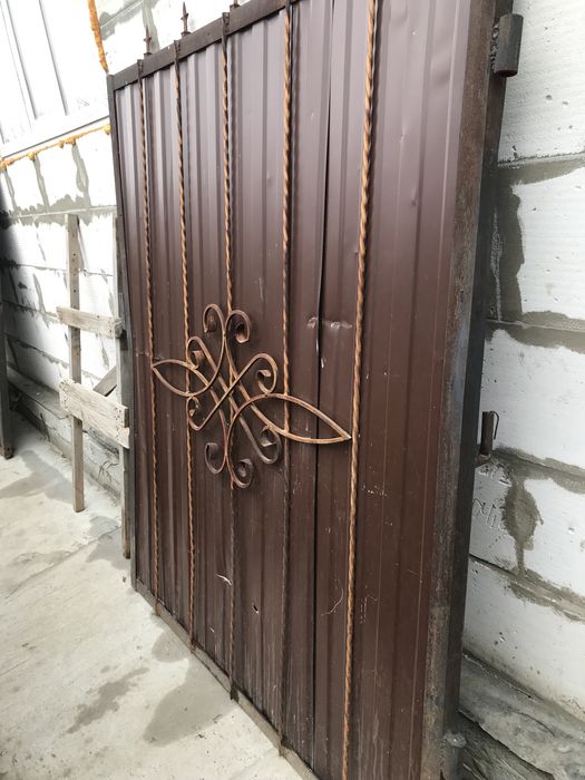 Продам ворота с калиткой со стойками б/у
