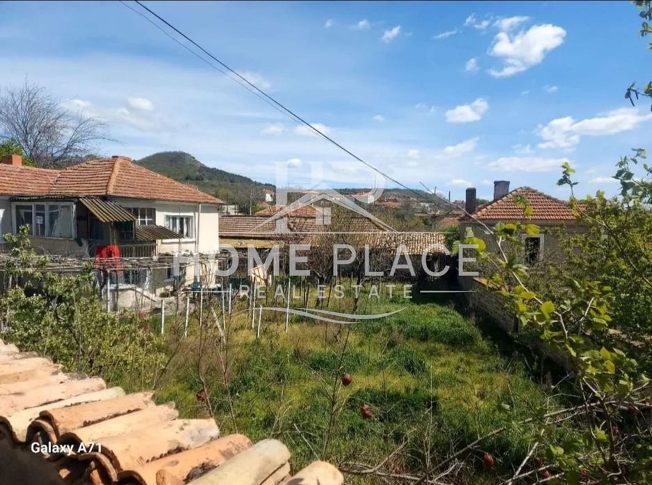 Двуетажна къща с гараж - гр. Девня, кв. Повеляново