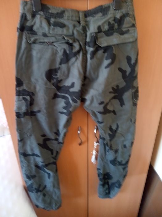 Pantaloni cargo Urban Classics mărimea 34,ghete piele Vans mărimea 46