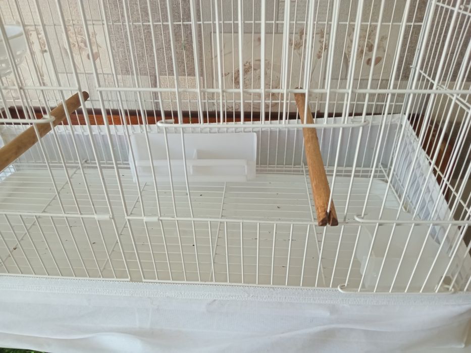 Большая клетка для птиц.