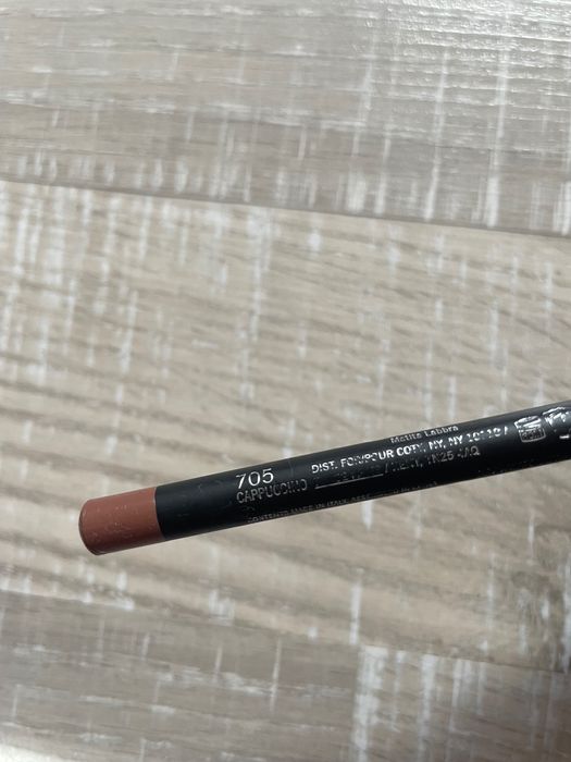Моливи за устни Rimmel 705 cappuccino, Catrice 150 Queen vibes! Писец за вежди Nyx Ash brown