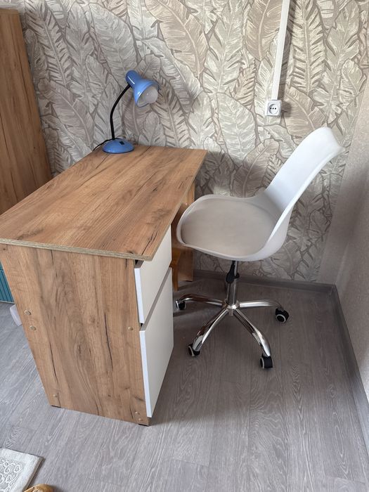 Белое кресло на роликах