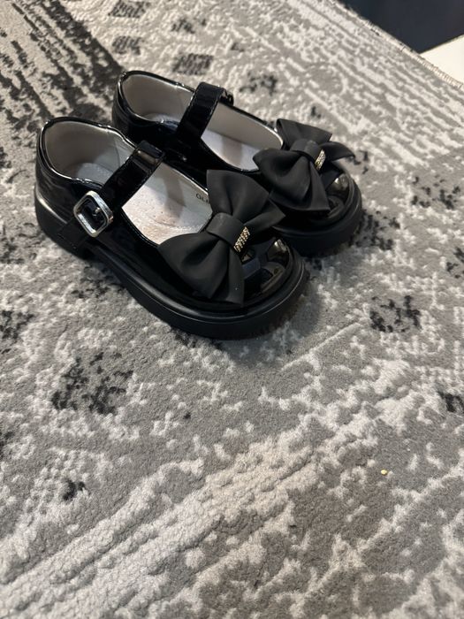 Vând pantofi fetițe !