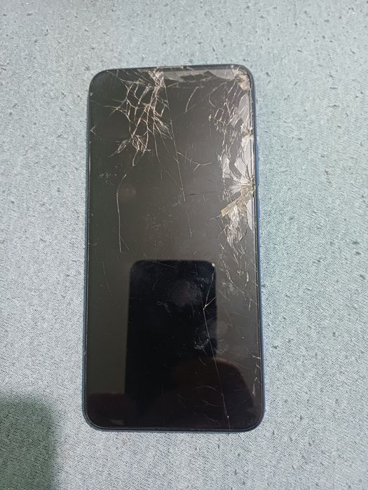 Huawei P Smart Z STK-LX1 cu displayul spart. Placa este buna