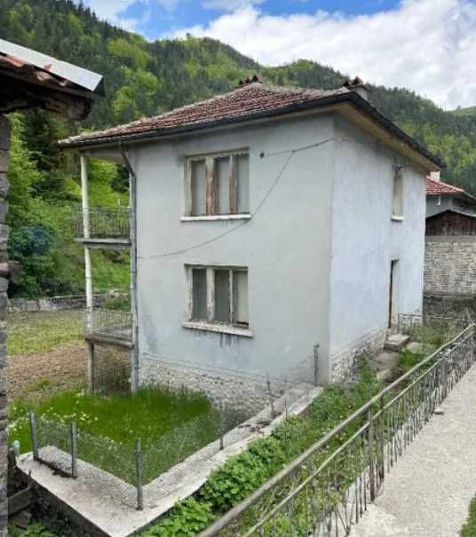 Триетажна къща в с. Лясково с гараж и работилница. отлична възможност!