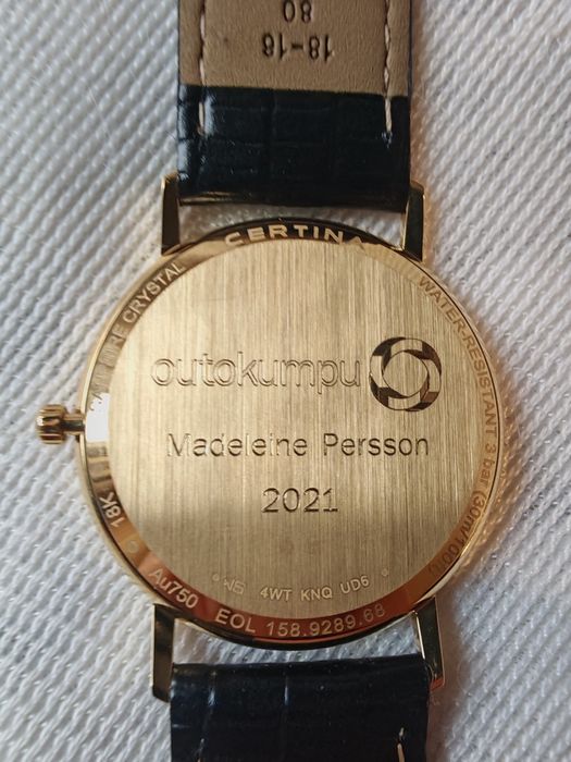 Продавам чисто нов златен 18к часовник