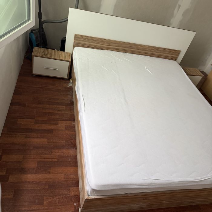 Спалня с нощни шкафчета и матрак