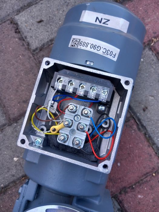 Motor electric cu reductor