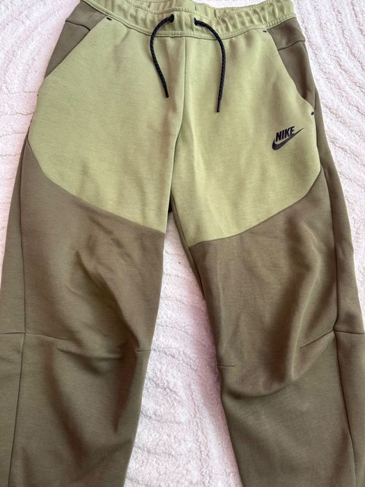 Nike tech fleece панталон зелен