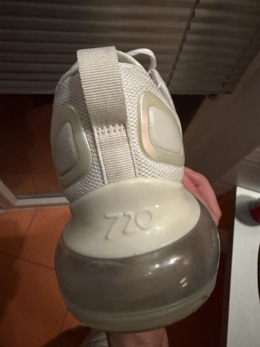 vand adidasi nike