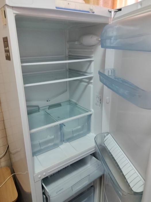 Продам холодильник indesit