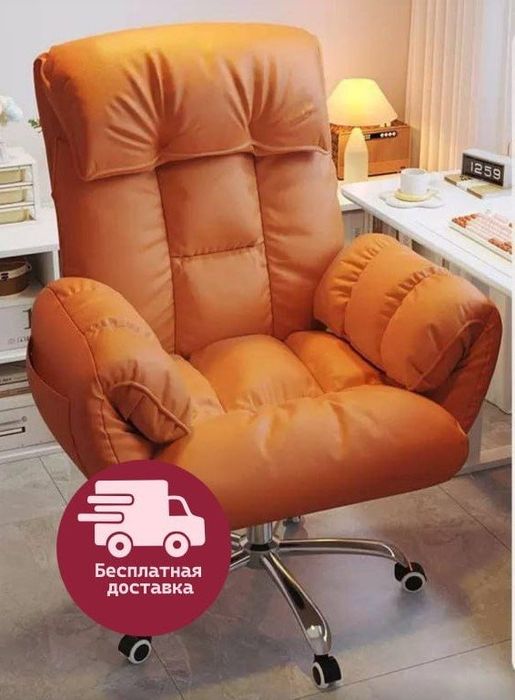Кресло офисное мягкое с подлокотниками и колесами
