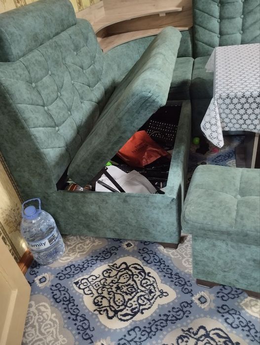 Oshxona uchun ugalok yonida 2 ta taburetkasi bor