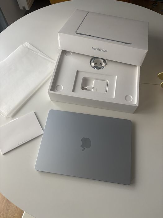 MacBook Air 13” M4 16GB RAM / 256GB SSD, nou, garantie 1 an, Sky Blue