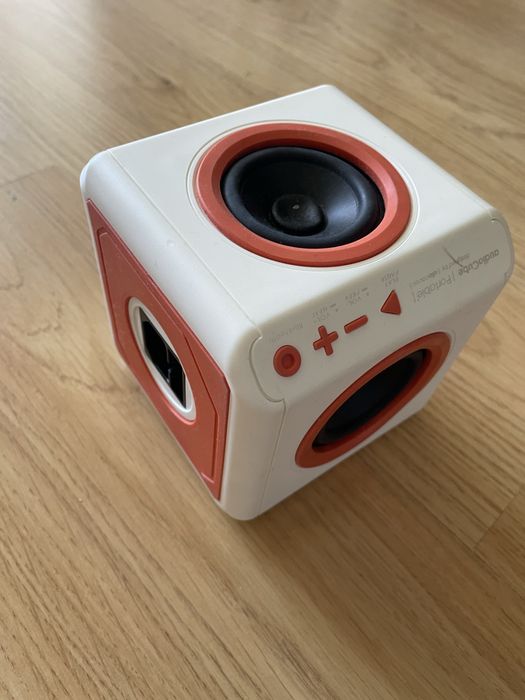 Тонколона с 4 пространствени говорителя с батерия