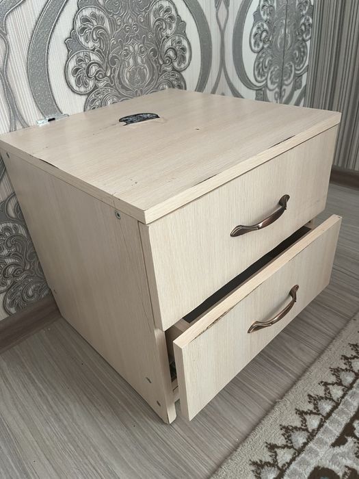 Продам прикроватную тумбочку