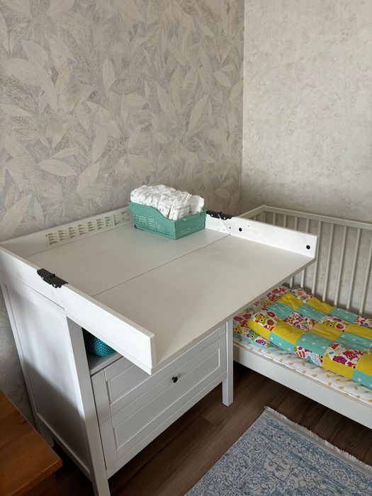 Кроватка и пеленальный комод