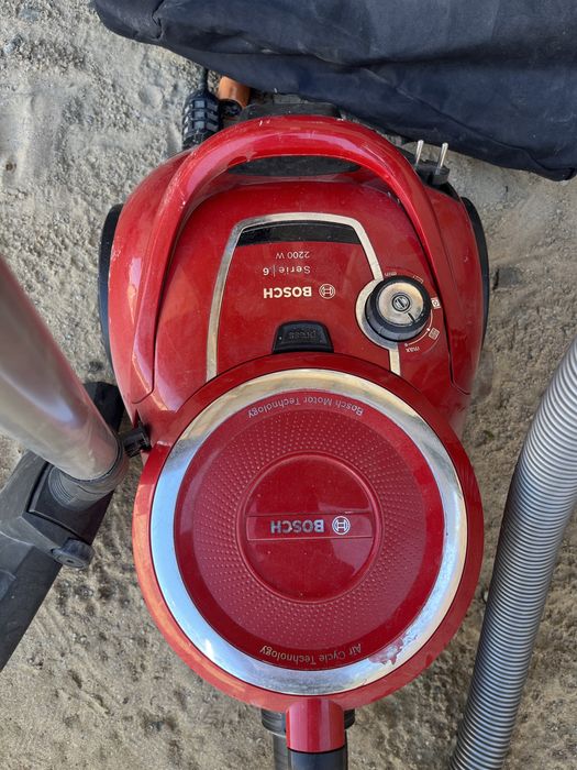 Пылесос Bosch не работаеть целый