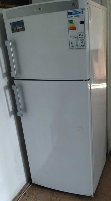 Frigider ARTIC, model 276+, capacitate (frigider - 193 L si congelator - 71 L), functional, stare foarte buna