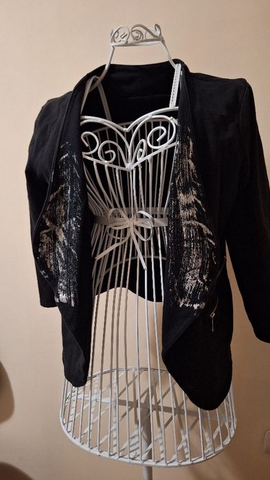 Дамско Черно Сако със Сребристи Елементи и Декорат