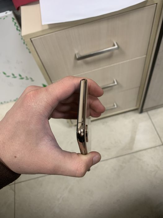 Iphone xs  xotira 64 yomkst 69 narxi 150$ kelishiladi obmen bor