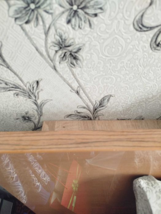 Uy uchun stol juda qulay va mustahkam