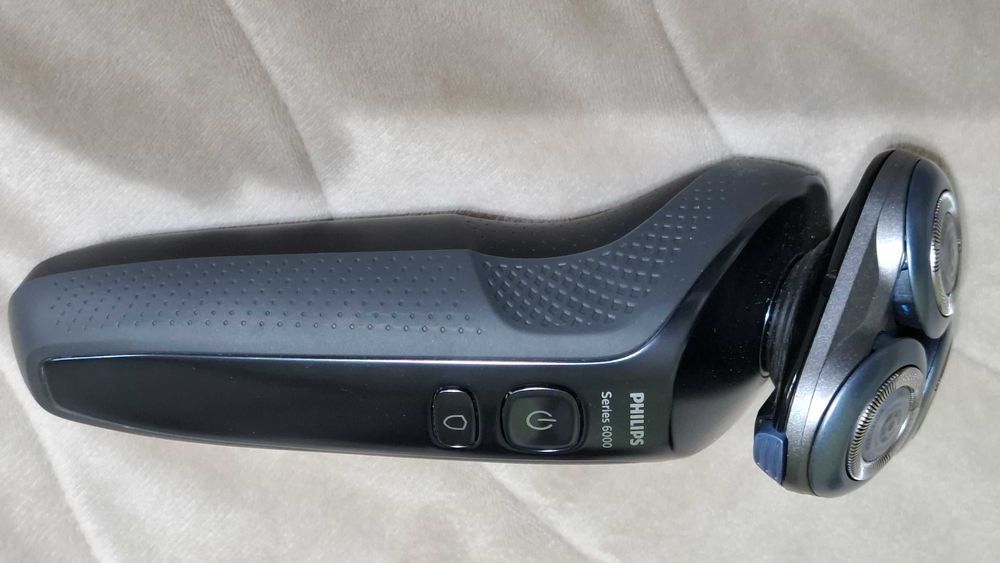 Продавам Електрическа самобръсначка PhilipsS6000 с почистващо устройст