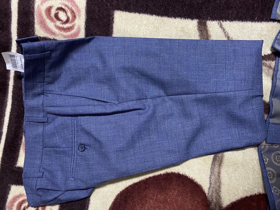 синий костюм тройка