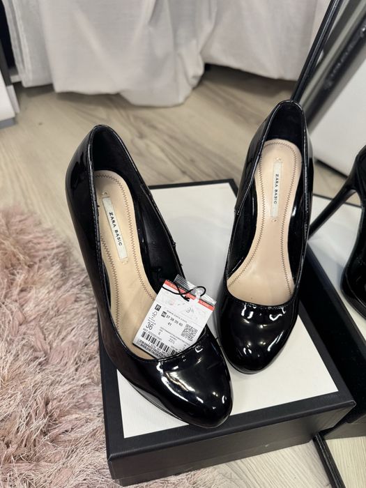 Pantofi lacuiti stiletto cu varf rotund negri lacuiti Zara marimea 36