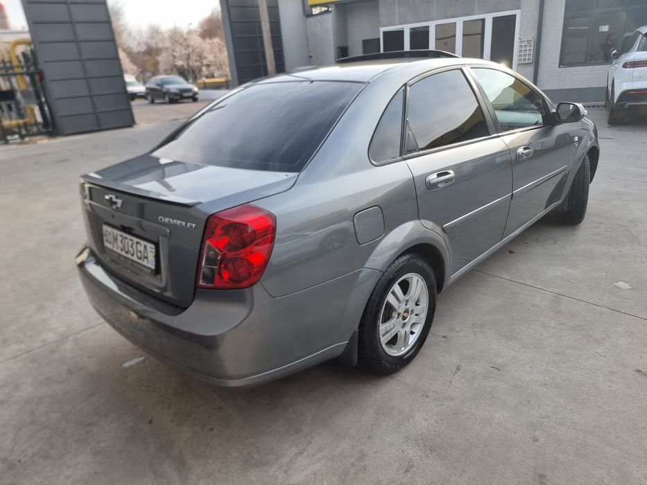 Ласетти сотилади. Юриб турган машина