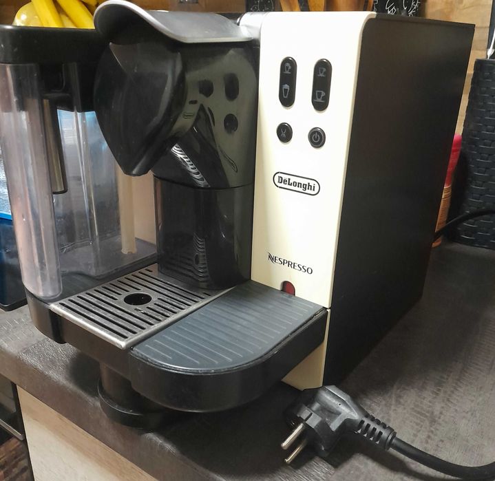 Кафе машина с капсули Delonghi Nespresso