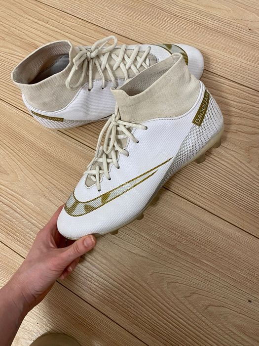 Vând ghete fotbal nr  39,5