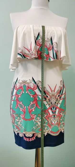 Бяла нежна рокля с цветни мотиви и ефектно деколте без презрамки