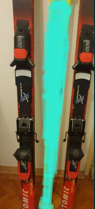 De vânzare un set de schiuri.