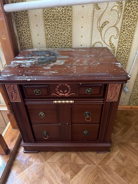 Мебель: Кровать, стол, тумбочка
